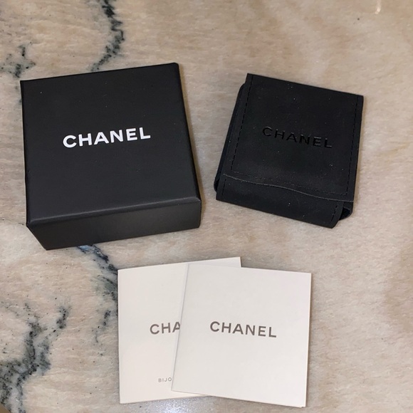 Chanel Pearl CC Studs - Picture 5 of 8